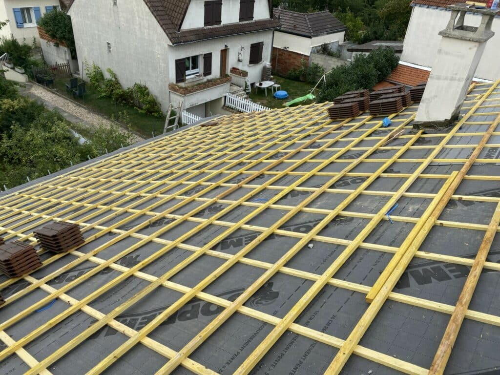 Couvreur Livry Gargan 93 / Jean Meinhard : boiserie, chevrons toit pour support tuiles en cours de pose -  rénovation de la toiture